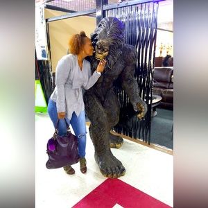 AUTHENTIC YVES SAINT LAURENT
Purple Patent Leather Small Tribute Bag VINTAGE